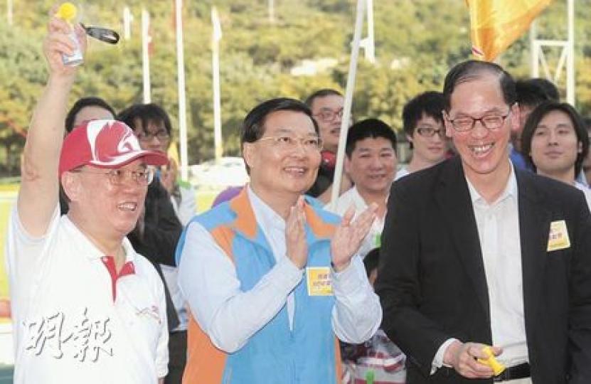 特首曾蔭權（左）昨日帶同「曾班子」，參加民建聯舉辦的運動會，但仍然未能打動對方支持申辦亞運。民建聯主席譚耀宗（中）昨日表明，至今依然反對申辦2023年亞運，但會參考周五公布的官方民調結果。右為民政事務局長曾德成。（尹錦恩攝）