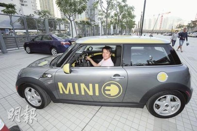 試駕了3日電動車的立法會議員陳克勤說，自己平日駕駛燃油車，故對電動車開動時「不動聲色」很不習慣，不過就大讚此車「零排放」十分環保。（尹錦恩攝）