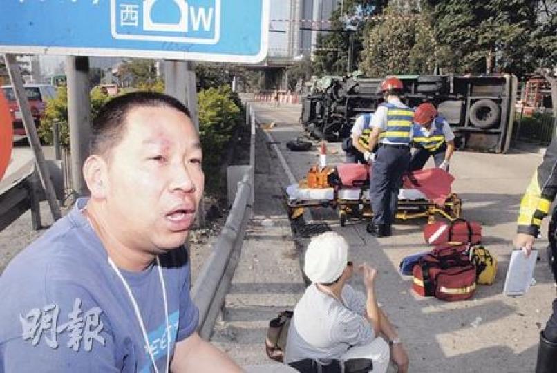 乘容錢華強形容小巴出事前如「舞龍」般左搖右擺，並要求當局嚴懲違例司機。（蘇偉明攝）小巴在太子道東失事撞分隔鐵欄後翻側，左前輪飛脫，意外中司機及6名乘客受傷。（蘇偉明攝）肇事小巴司機酒精呼氣超標一倍，事後被捕，輕傷送院。（樊銳昌攝）