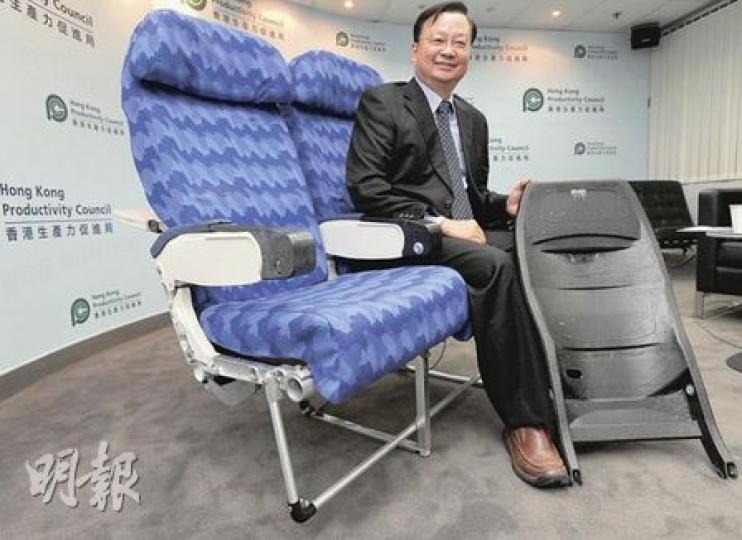 生產局與6間本地廠商近日成功研發本港首張經濟艙飛機椅，該局製造科技部總經理李利民指出，該飛機椅轉用了碳纖椅背（圖右），較傳統鋁合金輕約四成，料明年通過認證後便可投產。（何家達攝）
