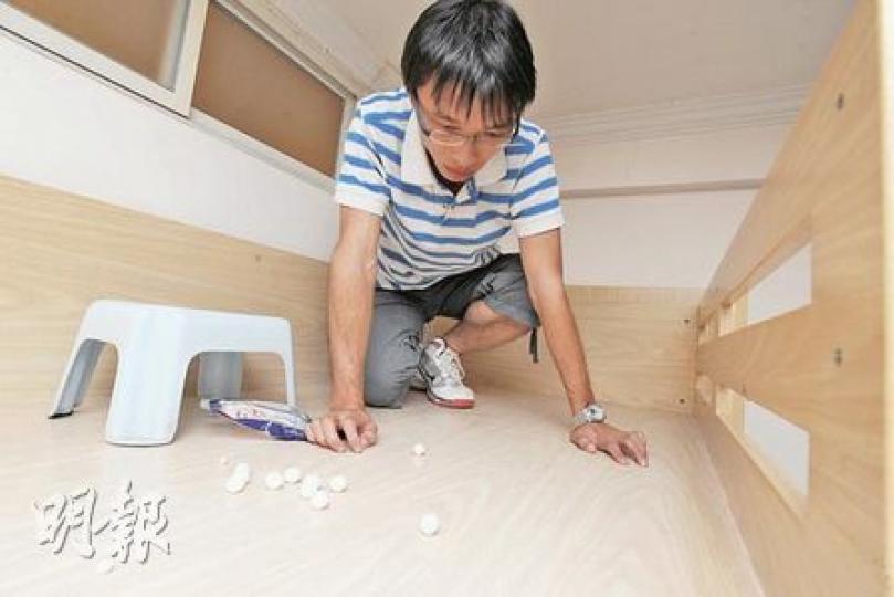 劉先生（圖）指自6月底離家避蝨，其間不斷回家滅蝨，亦將家中牀褥、椅墊丟掉，又將家中的雜物封箱，但上月仍發現有牀蝨屍體。（圖2）為劉先生上月捉到的牀蝨。（何家達攝）