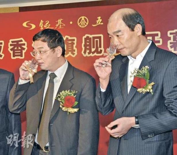 五糧液總裁唐橋（左）與銀基主席梁國興（右）出席五糧液旗艦店開幕禮時，齊齊乾杯慶祝。（陳淑安攝）
