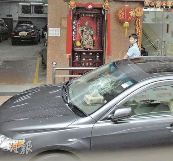 其中一輛私家車被歹徒用水喉通擊毁擋風玻璃。案中共有8車遭殃。（蘇偉明攝）