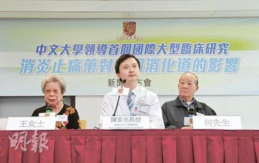 王女士（左）多年來依賴消炎止痛藥，抑壓右腳關節的舊患，有時抵不住痛更同時服下3種止痛藥，導致腸胃出血，在家吐血昏迷。中大醫學院內科及藥物治療學系講座教授陳家亮（中）估計，因服用止痛藥導致出血而入院個案，全港每年約有3500宗。（陳淑安攝）