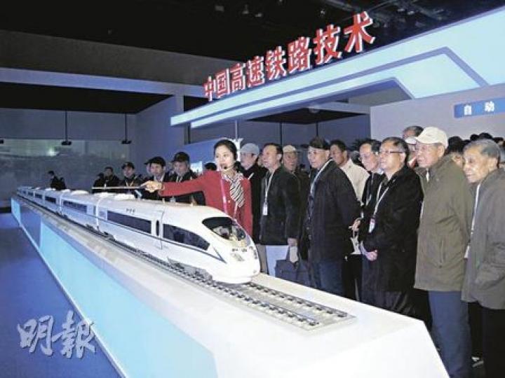 在世界高速鐵路大會的展覽會上，講解員向參觀者介紹中國高鐵列車發展情况。（劉洪慶攝）