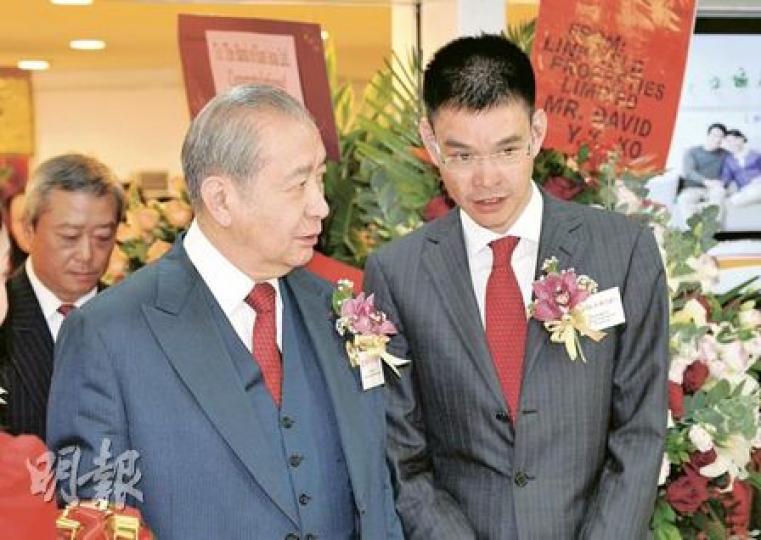 東亞銀行倡議金管局成為本港人民幣清算行。圖左為東亞主席兼行政總裁李國寶、右為副行政總裁李民橋。（葉漢華攝）