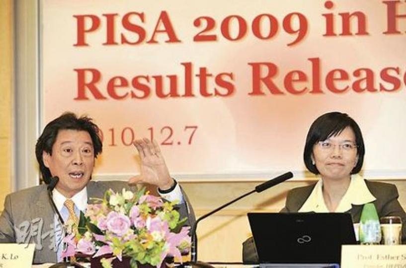 中大昨日公布第4屆學生能力國際評估計劃（PISA）結果，香港教育研究所長盧乃桂（左）指出，學校與學校之間成績差異減少，反映本港漸朝向均等基礎教育發展，有助提升整體教育質素。右為中大教育行政及政策學系教授何瑞珠。（何家達攝）