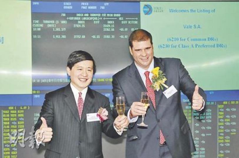淡水河谷首席財務官 Guilherme Cavalcanti(右)於上巿儀式後表示,相信公司股價可反映其在亞洲的基礎,圖左為賽得利主席應侯榮。(張智超攝) 淡水河谷首席財務官 Guilherme Cavalcanti(右)於上巿儀式後表示,相信公司股價可反映其在亞洲的基礎,圖左為賽得利主席應侯榮。(張智超攝)