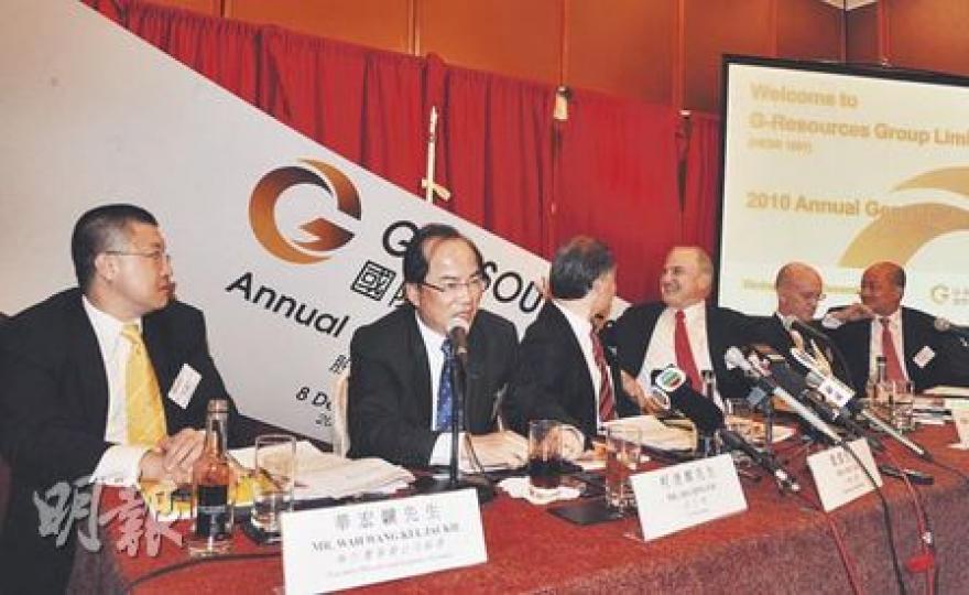雖然背後寫着國際資源嘅布景板跌咗落嚟,但柯大俠(左二)一於少理,由得主席趙渡(左三)同副主席Owen L Hegarty(左四)㩒住塊板,佢繼續大讚公司前景。(劉焌陶攝) 雖然背後寫着國際資源嘅布景板跌咗落嚟,但柯大俠(左二)一於少理,由得主席趙渡(左三)同副主席Owen L Hegarty(左四)㩒住塊板,佢繼續大讚公司前景。(劉焌陶攝)