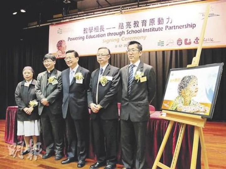 天主教香港教區教育事務主教代表黃若嫻(左起)、聖公宗小學監理委員會主席陳謳明法政牧師、教院校長張炳良、中華基督教會香港區會學務總監許俊炎及東華三院主席兼名譽校監梁定宇,昨簽署合作協議,教院未來為學校提供副校長一年培訓,為升任校長作準備。(彭美芳攝) 天主教香港教區教育事務主教代表黃若嫻(左起)、聖公宗小學監理委員會主席陳謳明法政牧師、教院校長張炳良、中華基督教會香港區會學務總監許俊炎及東華三院主席兼名譽校監梁定宇,昨簽署合作協議,教院未來為學校提供副校長一年培訓,為升任校長作準備。(彭美芳攝)