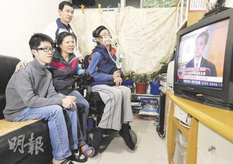 醫管局批准賴氏兄弟使用新藥物續命後,賴氏一家四口又開心又緊張,昨日一起在家觀看罕有遺傳病專家小組主席陸志聰回答傳媒提問的電視直播,希望了解治療詳情。(何家達攝) 醫管局批准賴氏兄弟使用新藥物續命後,賴氏一家四口又開心又緊張,昨日一起在家觀看罕有遺傳病專家小組主席陸志聰回答傳媒提問的電視直播,希望了解治療詳情。(何家達攝)