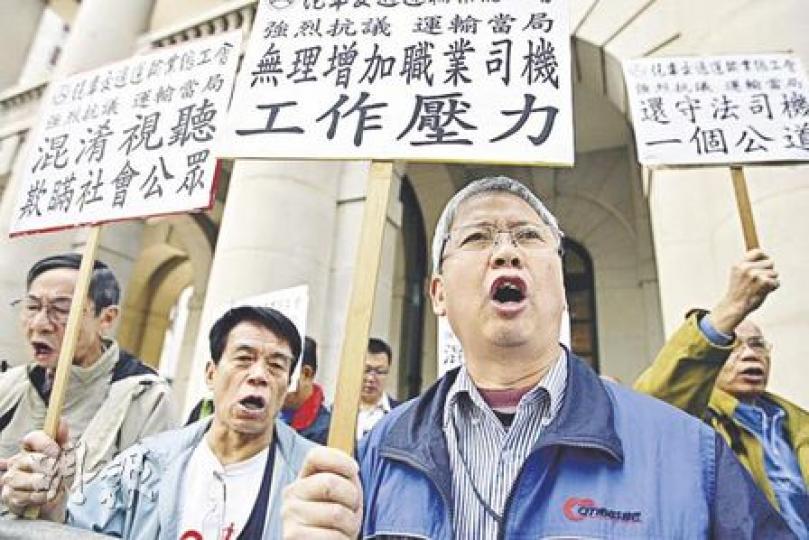 立法會昨日投票表決《2010年道路交通(修訂)條例草案》,重點包括「醉駕三級制」。汽車交通運輸業總工會一批代表在會議開始前,在立法會外抗議,指新例將「誅連」守法司機。(郭慶輝攝) 立法會昨日投票表決《2010年道路交通(修訂)條例草案》,重點包括「醉駕三級制」。汽車交通運輸業總工會一批代表在會議開始前,在立法會外抗議,指新例將「誅連」守法司機。(郭慶輝攝)