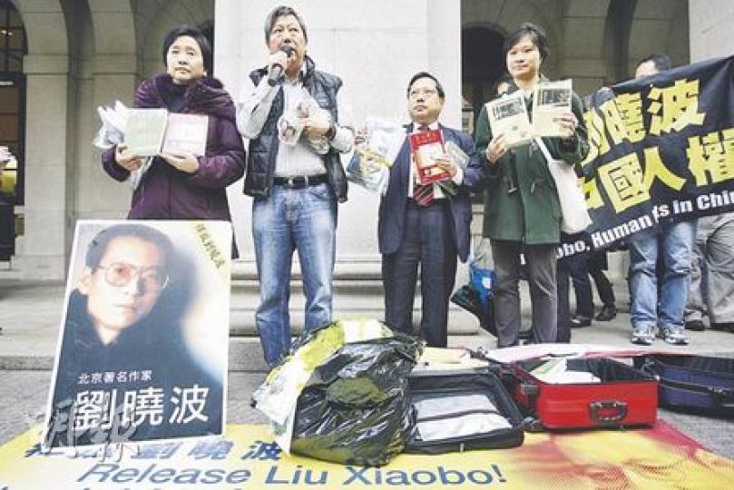 本港獲邀人士昨日起程前往挪威出席諾貝爾和平獎頒獎禮,左起為中國維權律師關注組副主席劉慧卿、支聯會副主席李卓人、支聯會秘書及中國維權律師關注組主席何俊仁、獨立中文筆會副會長潘嘉偉。(郭慶輝攝) 本港獲邀人士昨日起程前往挪威出席諾貝爾和平獎頒獎禮,左起為中國維權律師關注組副主席劉慧卿、支聯會副主席李卓人、支聯會秘書及中國維權律師關注組主席何俊仁、獨立中文筆會副會長潘嘉偉。(郭慶輝攝)