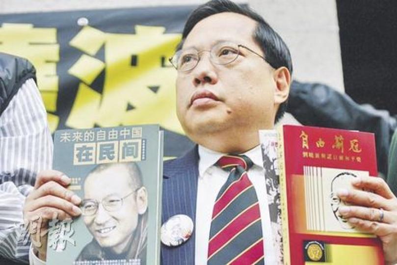 何俊仁表示此行的目標,就是要高舉劉曉波在《零八憲章》提倡的人權、自由等普世價值。圖為他展示劉曉波的文集等書。(郭慶輝攝) 何俊仁表示此行的目標,就是要高舉劉曉波在《零八憲章》提倡的人權、自由等普世價值。圖為他展示劉曉波的文集等書。(郭慶輝攝)