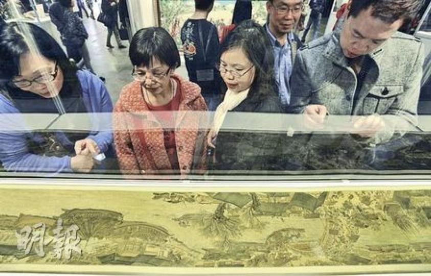 由上百種不同民族的少女自然色髮刺繡而成的《清明上河圖》,花了逾10年時間才完成,昨日吸引不少市民欣賞。(余俊亮攝) 由上百種不同民族的少女自然色髮刺繡而成的《清明上河圖》,花了逾10年時間才完成,昨日吸引不少市民欣賞。(余俊亮攝)