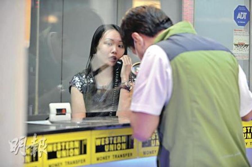 賊匪向東角道一間找換店女職員(左)亮出類似手槍物體,劫去4萬元後逃走,女職員其後在場協助警方調查。(樊銳昌攝) 賊匪向東角道一間找換店女職員(左)亮出類似手槍物體,劫去4萬元後逃走,女職員其後在場協助警方調查。(樊銳昌攝)