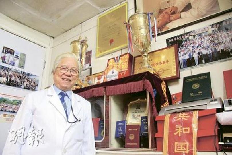 80歲香港中醫司徒植行醫多年,救人無數,他亦活躍於學術界,曾出席多個會議,其位於灣仔的診所內隨處可見獎杯獎牌。(明報記者攝) 80歲香港中醫司徒植行醫多年,救人無數,他亦活躍於學術界,曾出席多個會議,其位於灣仔的診所內隨處可見獎杯獎牌。(明報記者攝)