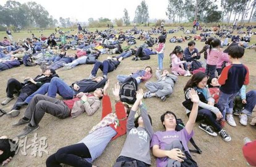 南生圍的草地上,昨日聚集了1300多人,熱鬧但不吵鬧,他們齊齊繫上綠絲帶,以示保護南生圍的決心。(何家達攝) 南生圍的草地上,昨日聚集了1300多人,熱鬧但不吵鬧,他們齊齊繫上綠絲帶,以示保護南生圍的決心。(何家達攝)