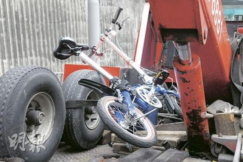 肇事的Dahon摺合單車,意外後無明顯損毁,由拖車送走檢驗。(何朝財攝)退休警署警長頭部重創昏迷,送東區醫院急救後在深切治療部留醫,情况危殆。(林錫禮攝)退休警署警長騎單車失控墮地,頭部撼地昏迷,傷者其中一名兒子(黑衣者)趕至醫院了解情况。(林錫禮攝)傷者騎摺合單車沿西灣河耀興道的「長命斜」落斜,駛過一個左轉的大急彎後,在交通燈位前(箭嘴示)失控墮地重傷。(林錫禮攝) 肇事的Dahon摺合單車,意外後無明顯損毁,由拖車送走檢驗。(何朝財攝)退休警署警長頭部重創昏迷,送東區醫院急救後在深切治療部留醫,情况危殆。(林錫禮攝)退休警署警長騎單車失控墮地,頭部撼地昏迷,傷者其中一名兒子(黑衣者)趕至醫院了解情况。(林錫禮攝)傷者騎摺合單車沿西灣河耀興道的「長命斜」落斜,駛過一個左轉的大急彎後,在交通燈位前(箭嘴示)失控墮地重傷。(林錫禮攝)
