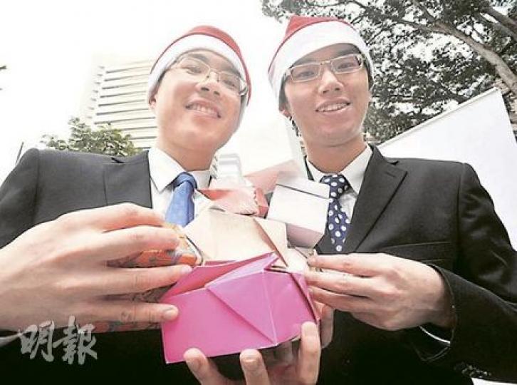青年組織青年區動訪問1640名13至29歲的青年人,了解他們的節日消費習慣。該會主席曾錦銓(左)及副主席葉文斌(右)昨日表示,女性普遍比男性更捨得花錢買聖誕禮物。當中有受訪者每月流動資金少於500元,卻願意花費200至500元來慶祝聖誕節,他們建議年輕人應量入為出。(余俊亮攝) 青年組織青年區動訪問1640名13至29歲的青年人,了解他們的節日消費習慣。該會主席曾錦銓(左)及副主席葉文斌(右)昨日表示,女性普遍比男性更捨得花錢買聖誕禮物。當中有受訪者每月流動資金少於500元,卻願意花費200至500元來慶祝聖誕節,他們建議年輕人應量入為出。(余俊亮攝)