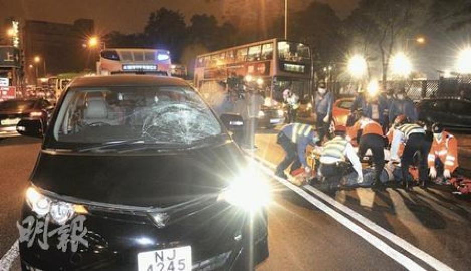 過路男子被兩部七人車撞及,其中一部涉事黑色七人車擋風玻璃龜裂,事後停在現場協助調查,另一輛七人車則不顧而逃。(樊銳昌攝)在界限街過路時,遭兩七人車先後撞及的男途人,重創昏迷倒卧馬路中,送院搶救後不治。(樊銳昌攝) 過路男子被兩部七人車撞及,其中一部涉事黑色七人車擋風玻璃龜裂,事後停在現場協助調查,另一輛七人車則不顧而逃。(樊銳昌攝)在界限街過路時,遭兩七人車先後撞及的男途人,重創昏迷倒卧馬路中,送院搶救後不治。(樊銳昌攝)