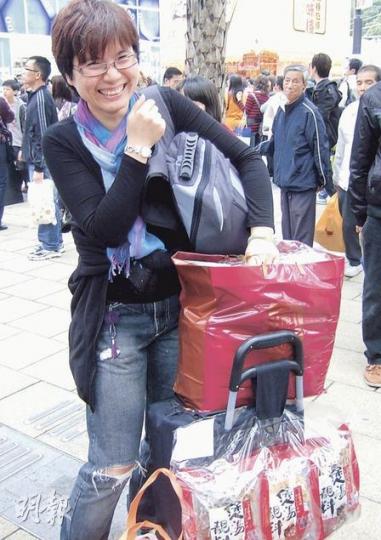 來自深圳的朱女士(圖),準備花6000元買鮑魚、醬油、螺片等乾貨以備過年。昨日場內一些附送手推車的乾貨「套餐」,更格外受掃貨客人歡迎。(林景輝攝) 來自深圳的朱女士(圖),準備花6000元買鮑魚、醬油、螺片等乾貨以備過年。昨日場內一些附送手推車的乾貨「套餐」,更格外受掃貨客人歡迎。(林景輝攝)
