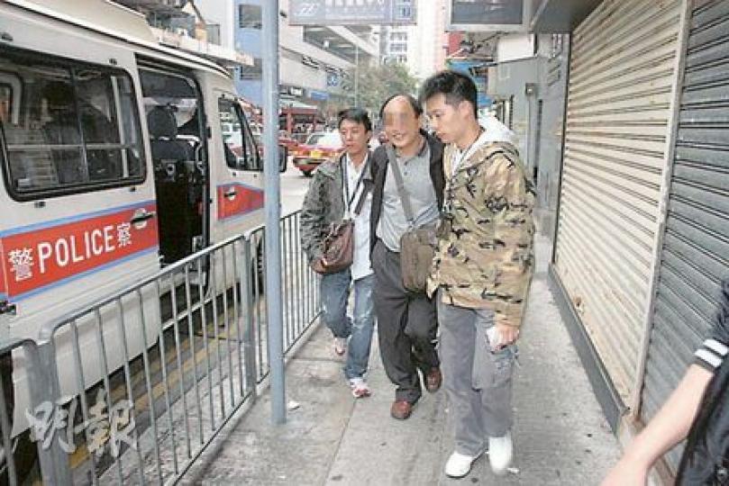 內地男子(中)來港追債不果,涉嫌動粗打傷他人被捕,由警員帶上警車時面露笑容。(何朝財攝)蕪湖街追債傷人事件,被指稱拖欠前生意伙伴100萬元男子,被人打傷送院治療。(何朝財攝) 內地男子(中)來港追債不果,涉嫌動粗打傷他人被捕,由警員帶上警車時面露笑容。(何朝財攝)蕪湖街追債傷人事件,被指稱拖欠前生意伙伴100萬元男子,被人打傷送院治療。(何朝財攝)