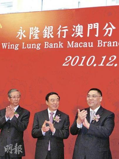 招行行長兼首席執行官馬蔚華(中)指出,監管資本要求愈來愈嚴格,銀行要加快二次轉型,實現減低資本消耗、提高風險定價能力、降低成本、風險可控及提高資本回報率五大目標。右為澳門行政長官崔世安。(劉欣欣攝) 招行行長兼首席執行官馬蔚華(中)指出,監管資本要求愈來愈嚴格,銀行要加快二次轉型,實現減低資本消耗、提高風險定價能力、降低成本、風險可控及提高資本回報率五大目標。右為澳門行政長官崔世安。(劉欣欣攝)