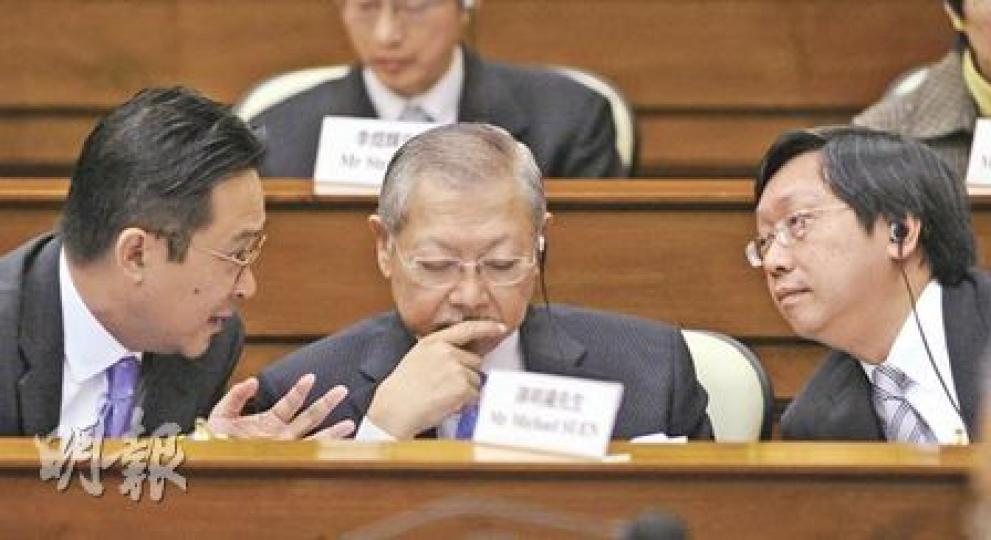 教育局和社署昨在直資學校聆訊中,被批評拒讓綜援學生入讀直資, 教育局長孫明揚(中)表示,會與社署研究,又稱全港有不同類型學校,直資學校只是其中一類。教育局副局長陳維安(左)和教育局常任秘書長黃鴻超(右)亦有一同出席昨日聆訊。(尹錦恩攝)立法會帳委會就直資學校行政和帳目管治昨再進行聆訊,議員何秀蘭多次批評局方「審批直資學校加學費把關不力」,又批評部分直資校學費太貴,但學費減免申請門檻過高,剝削基層學生入讀機會。(尹錦恩攝)立法會教育界議員張文光昨日旁聽帳委會,他批評教育局與社署卸責,促容許學生報讀 教育局和社署昨在直資學校聆訊中,被批評拒讓綜援學生入讀直資, 教育局長孫明揚(中)表示,會與社署研究,又稱全港有不同類型學校,直資學校只是其中一類。教育局副局長陳維安(左)和教育局常任秘書長黃鴻超(右)亦有一同出席昨日聆訊。(尹錦恩攝)立法會帳委會就直資學校行政和帳目管治昨再進行聆訊,議員何秀蘭多次批評局方「審批直資學校加學費把關不力」,又批評部分直資校學費太貴,但學費減免申請門檻過高,剝削基層學生入讀機會。(尹錦恩攝)立法會教育界議員張文光昨日旁聽帳委會,他批評教育局與社署卸責,促容許學生報讀