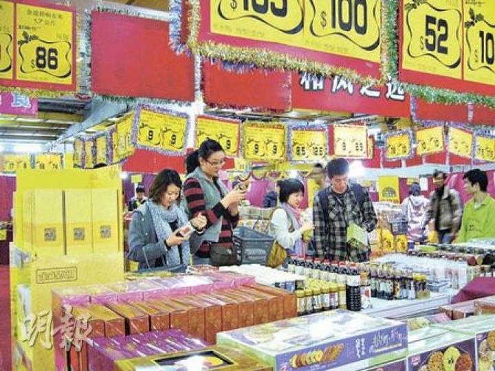 大昌食品市場特地為內地客設特賣場,提供逾500種貨品,優惠由三至八折不等。(黃靜雅攝)戴小姐(右)上周六在大昌行專為內地客而設的特賣場掃貨,買了20罐奶粉,花費逾3000元,滿載而歸。(黃靜雅攝) 大昌食品市場特地為內地客設特賣場,提供逾500種貨品,優惠由三至八折不等。(黃靜雅攝)戴小姐(右)上周六在大昌行專為內地客而設的特賣場掃貨,買了20罐奶粉,花費逾3000元,滿載而歸。(黃靜雅攝)