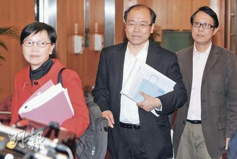 公民起動何秀蘭(左起)、民協馮檢基及社福界議員張國柱,昨日與財政司長曾俊華會面,建議政府增建公屋,以及增加有利潤企業的利得稅率。 (尹錦恩攝) 公民起動何秀蘭(左起)、民協馮檢基及社福界議員張國柱,昨日與財政司長曾俊華會面,建議政府增建公屋,以及增加有利潤企業的利得稅率。 (尹錦恩攝)