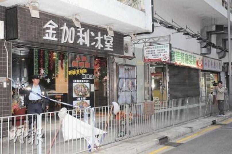 油塘連環爆竊案現場,3間相連餐廳,一夜間先後被賊潛入搜掠財物,共損失15萬元現金及煙。(蔡方山攝)警員在其中一間遇竊茶餐廳玻璃門收集指模。(蔡方山攝)遇竊茶餐廳門外,設有電動捲閘掣箱,但蓋面只裝有單薄的「信箱鎖頭」,賊人輕易撬開按動電掣,打開捲閘犯案。(蔡方山攝) 油塘連環爆竊案現場,3間相連餐廳,一夜間先後被賊潛入搜掠財物,共損失15萬元現金及煙。(蔡方山攝)警員在其中一間遇竊茶餐廳玻璃門收集指模。(蔡方山攝)遇竊茶餐廳門外,設有電動捲閘掣箱,但蓋面只裝有單薄的「信箱鎖頭」,賊人輕易撬開按動電掣,打開捲閘犯案。(蔡方山攝)