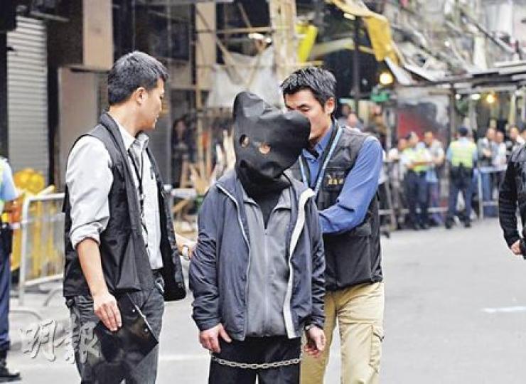 縱火疑犯昨被帶到4個案發地點重組案情,不少街坊見疑犯出現即破口大罵。(梁琬珊攝) 縱火疑犯昨被帶到4個案發地點重組案情,不少街坊見疑犯出現即破口大罵。(梁琬珊攝)