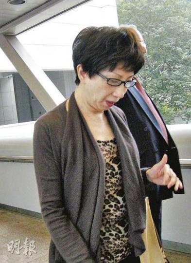 何婉萍(圖)解釋動用與姑母陳何麗娟開設聯名戶口內近6000萬款項時,先指是為支付姑母生活及醫療費,後來又指姑母視她如親女故送錢給她。(陳穎鏇攝)陳何麗娟的女兒陳艷芳(圖)指出,從無過問母親的遺產事宜,只曾要求要一條玉頸鏈,當時母親答好,但最後其遺囑內並沒作出這項分配。(陳穎鏇攝) 何婉萍(圖)解釋動用與姑母陳何麗娟開設聯名戶口內近6000萬款項時,先指是為支付姑母生活及醫療費,後來又指姑母視她如親女故送錢給她。(陳穎鏇攝)陳何麗娟的女兒陳艷芳(圖)指出,從無過問母親的遺產事宜,只曾要求要一條玉頸鏈,當時母親答好,但最後其遺囑內並沒作出這項分配。(陳穎鏇攝)