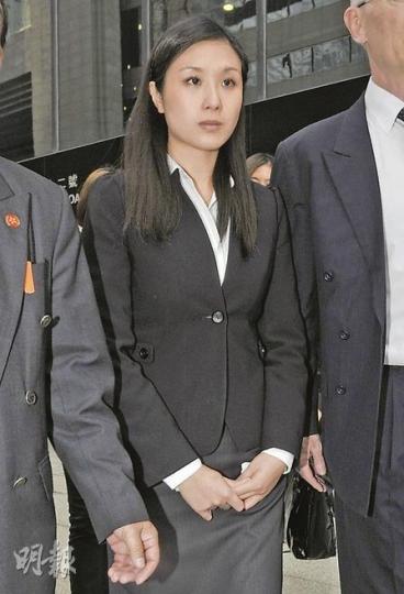 被指勒索富商X的陳學殷,跟律師商討控辯雙方的結案陳辭時,仍表現激動,法官將於除夕裁決。 (余俊亮攝) 被指勒索富商X的陳學殷,跟律師商討控辯雙方的結案陳辭時,仍表現激動,法官將於除夕裁決。 (余俊亮攝)
