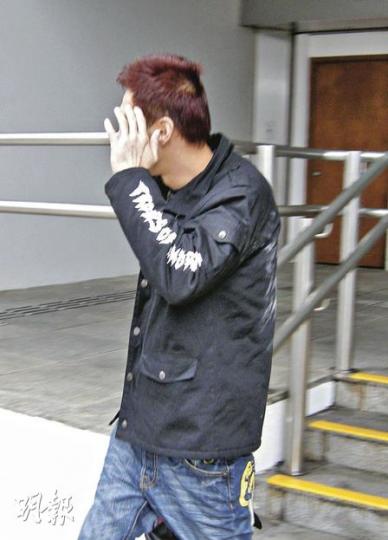 被告葉聲揚被控兩項串謀損壞財產罪,暫毋須答辯。(梁珮珊攝)年僅16歲的被告黃朗褀報稱無業,昨以5000元現金保釋外出候訊。(梁珮珊攝) 被告葉聲揚被控兩項串謀損壞財產罪,暫毋須答辯。(梁珮珊攝)年僅16歲的被告黃朗褀報稱無業,昨以5000元現金保釋外出候訊。(梁珮珊攝)