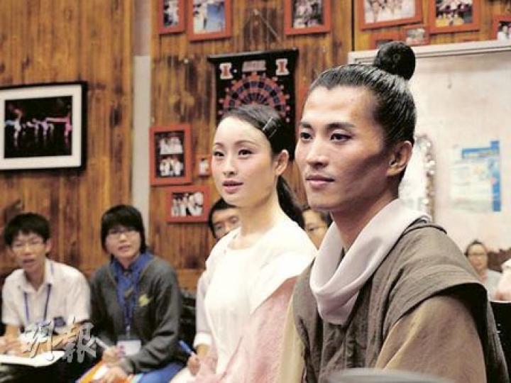 首席舞蹈員唐婭(前左)和劉迎宏(右)表示,為了以舞蹈表達蘇東坡夫妻的感情,曾閱讀其悼亡妻的詞《江城子》,了解他們的深情。(校記馬文君攝)舞蹈員綁上道具,準備綵排。部分舞蹈員還會戴面具扮演殭屍,營造古戰場情景。(校記梁嘉穎攝) 首席舞蹈員唐婭(前左)和劉迎宏(右)表示,為了以舞蹈表達蘇東坡夫妻的感情,曾閱讀其悼亡妻的詞《江城子》,了解他們的深情。(校記馬文君攝)舞蹈員綁上道具,準備綵排。部分舞蹈員還會戴面具扮演殭屍,營造古戰場情景。(校記梁嘉穎攝)
