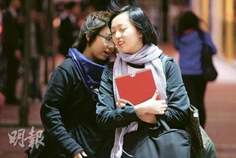 天文台預測周五天氣是今年入冬最冷,氣溫最低8℃。有市民昨晚已感受到陣陣北風,出動頸巾禦寒。(郭慶輝攝) 天文台預測周五天氣是今年入冬最冷,氣溫最低8℃。有市民昨晚已感受到陣陣北風,出動頸巾禦寒。(郭慶輝攝)