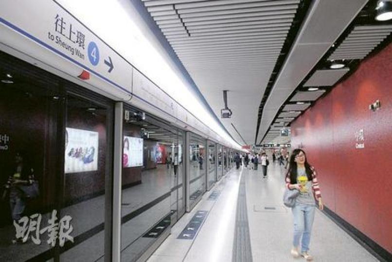 中環港鐵站上環方向月台(圖)發生偷竊案,一名找換店東主被扒手前後夾擊阻檔去路,載有46萬現金的環保袋被 中環港鐵站上環方向月台(圖)發生偷竊案,一名找換店東主被扒手前後夾擊阻檔去路,載有46萬現金的環保袋被
