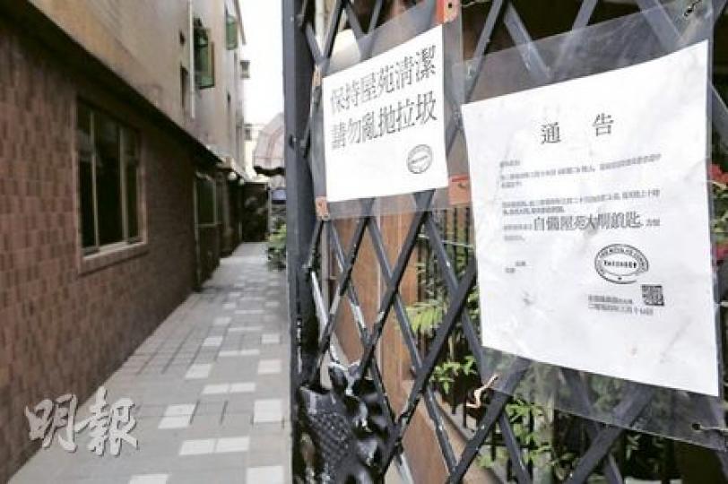 村民指屋苑早年曾發生爆竊案,因此昨日引發爭執的橫巷,村民習慣會將鐵閘上鎖,避免外人進入。(林錫禮攝)服務精神病康復者及智障人士的私營康復院舍「喜悅居」所租用的村屋(箭嘴示),與屋苑其他村屋只隔着一條橫巷。該院舍有獨立大門,院友平日出入毋須經過橫巷。(林錫禮攝) 村民指屋苑早年曾發生爆竊案,因此昨日引發爭執的橫巷,村民習慣會將鐵閘上鎖,避免外人進入。(林錫禮攝)服務精神病康復者及智障人士的私營康復院舍「喜悅居」所租用的村屋(箭嘴示),與屋苑其他村屋只隔着一條橫巷。該院舍有獨立大門,院友平日出入毋須經過橫巷。(林錫禮攝)