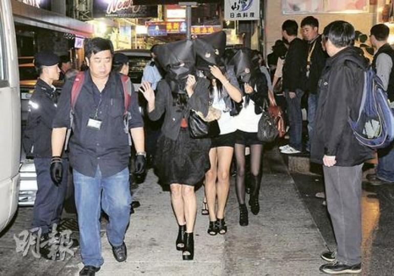 O記前晚展開「獵狐」反黑行動,除搜捕新義安黑幫成員外,亦到尖沙嘴5間酒吧等娛樂場所搜查,其中在寶勒巷的行動中,拘捕大批疑被安排到港賣淫的內地女子。(蔡方山攝) O記前晚展開「獵狐」反黑行動,除搜捕新義安黑幫成員外,亦到尖沙嘴5間酒吧等娛樂場所搜查,其中在寶勒巷的行動中,拘捕大批疑被安排到港賣淫的內地女子。(蔡方山攝)