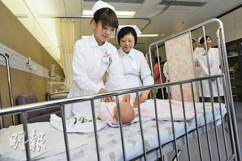 浸會醫院護士學校,由九龍塘搬到牛頭角工業區一座工商業大廈繼續授課。明年4月畢業的二年級學生梁詠欣(左),在導師指示下學習照顧嬰兒,希望畢業後能在兒科病房服務。(朱永倫攝) 浸會醫院護士學校,由九龍塘搬到牛頭角工業區一座工商業大廈繼續授課。明年4月畢業的二年級學生梁詠欣(左),在導師指示下學習照顧嬰兒,希望畢業後能在兒科病房服務。(朱永倫攝)