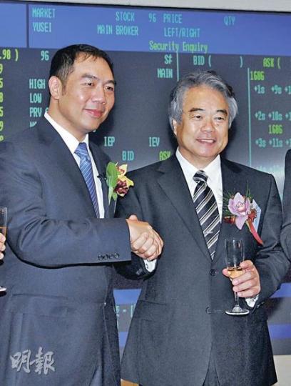 世達集團首日掛牌遇上港股大跌,幸而未有「破底」收場,轉板的友成控股亦見升勢。圖左為世達董事長兼首席執行官王國芳,右為友成主席增田勝年。(陳淑安攝) 世達集團首日掛牌遇上港股大跌,幸而未有「破底」收場,轉板的友成控股亦見升勢。圖左為世達董事長兼首席執行官王國芳,右為友成主席增田勝年。(陳淑安攝)