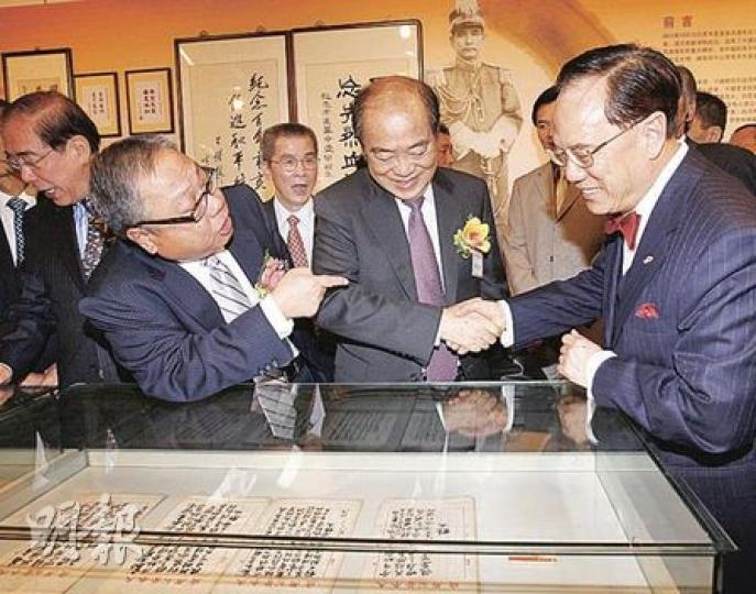 特首曾蔭權（右）、國父孫中山曾侄孫孫必達（中）和全國政協常委陳永棋（左）昨日參觀辛亥革命百年展。（李紹昌攝）