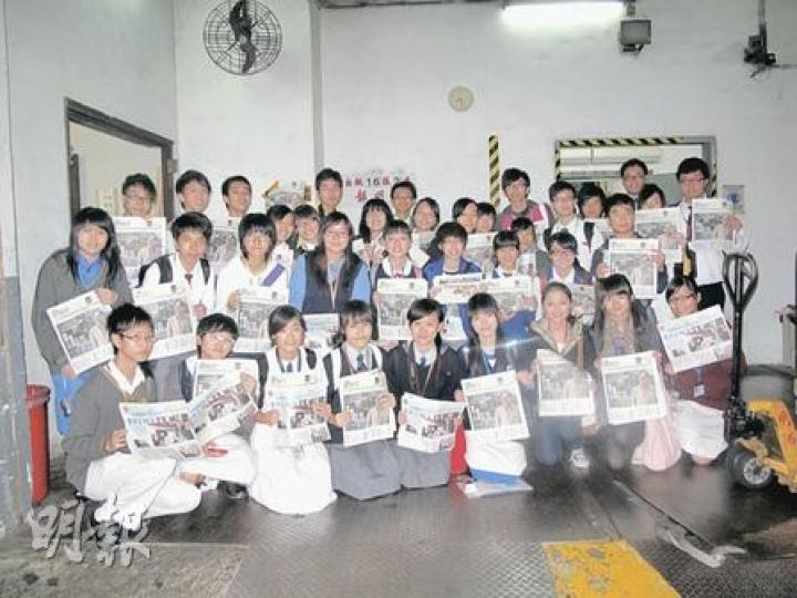 一眾參加了「明報旅行團」的校園記者參觀過後,還可帶走紀念品,每人手上拿着翌日出版的報紙,顯得特別雀躍!(陳淑欣、梁冠華、陳綺雯攝)覃純健表示,到內地採訪多會觸及敏感話題,當局或會阻撓採訪,故記者需用不同方法保存及傳送資料。(陳淑欣、梁冠華、陳綺雯攝) 一眾參加了「明報旅行團」的校園記者參觀過後,還可帶走紀念品,每人手上拿着翌日出版的報紙,顯得特別雀躍!(陳淑欣、梁冠華、陳綺雯攝)覃純健表示,到內地採訪多會觸及敏感話題,當局或會阻撓採訪,故記者需用不同方法保存及傳送資料。(陳淑欣、梁冠華、陳綺雯攝)