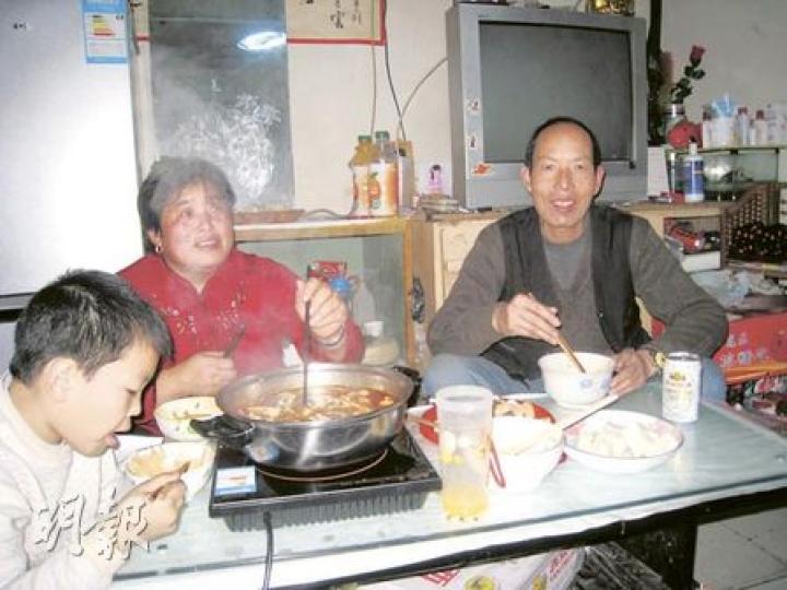 天氣寒冷,馬穎周(右)下班後和妻子、外孫在地下室吃火鍋,餸菜只有簡單幾味。(劉洪慶攝)北京近日降溫,氣溫低至零下10度,馬穎周每天要工作到天黑才冒寒回家。(劉洪慶攝)在出門上班前,馬穎周會在手上套上多重塑膠袋後再戴上手套,以減低手指在室外工作時被凍傷的可能。(劉洪慶攝) 天氣寒冷,馬穎周(右)下班後和妻子、外孫在地下室吃火鍋,餸菜只有簡單幾味。(劉洪慶攝)北京近日降溫,氣溫低至零下10度,馬穎周每天要工作到天黑才冒寒回家。(劉洪慶攝)在出門上班前,馬穎周會在手上套上多重塑膠袋後再戴上手套,以減低手指在室外工作時被凍傷的可能。(劉洪慶攝)