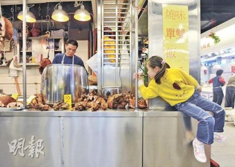 經過翻新的大元街市十分注重清潔,改變一般街市地面濕滑、不整潔的形象,圖中燒臘師傅的女兒坐在一旁窺看父親工作。(余俊亮攝)推出「買雞送雞」的鄭先生表示,昨日開店個多小時後,店內200多隻雞即告沽清,「若生意不好就不會賣光」。(余俊亮攝) 經過翻新的大元街市十分注重清潔,改變一般街市地面濕滑、不整潔的形象,圖中燒臘師傅的女兒坐在一旁窺看父親工作。(余俊亮攝)推出「買雞送雞」的鄭先生表示,昨日開店個多小時後,店內200多隻雞即告沽清,「若生意不好就不會賣光」。(余俊亮攝)
