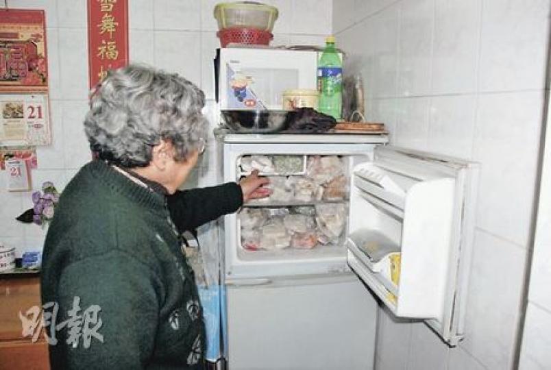 吳桂芳婆婆的雪櫃塞滿食物，她總是趁減價買下大量食物雪藏。（林迎攝）金氏夫婦結婚以來一直記帳，保持簡樸的生活方式。圖為他們的結婚照。（林迎攝）