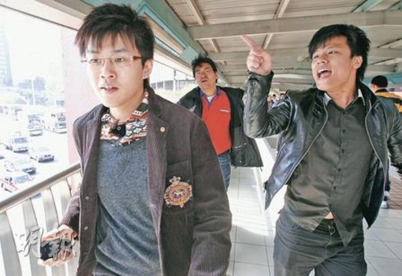 民建聯季霆剛（左）揶揄任亮憲是「情場禮義廉」，結果引來大批「馬迷」狙擊，由理工大學追至紅磡站。（林振東攝）