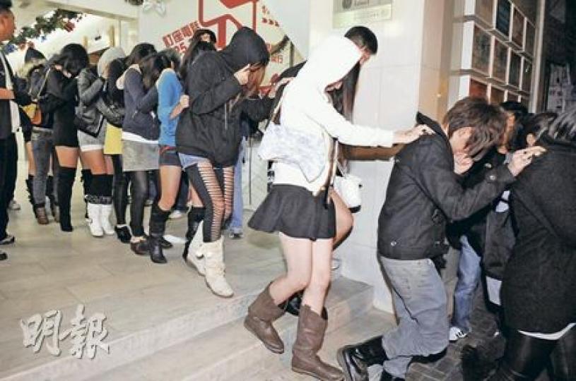 警察昨凌晨在尖沙嘴一項掃毒行動中，除拘捕8名懷疑販毒男女外，另發現28名涉嫌吸毒的未成年男女，年齡最輕者僅13歲，警方將這班青年帶回警署，並着其家長到警署接走。（蔡方山攝）